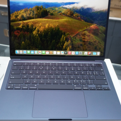 MacBook Air M3 13-Inch 8GB/256GB 8 Core CPU 8 Core GPU